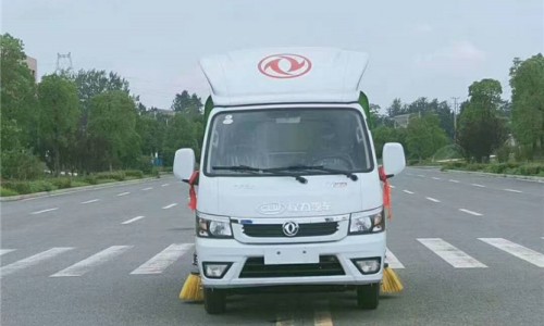 東風(fēng)途逸掃路車 