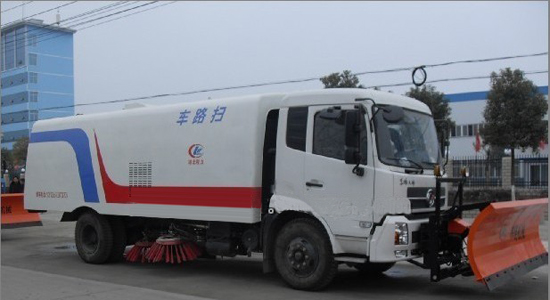 東風(fēng)天錦推雪掃路車 